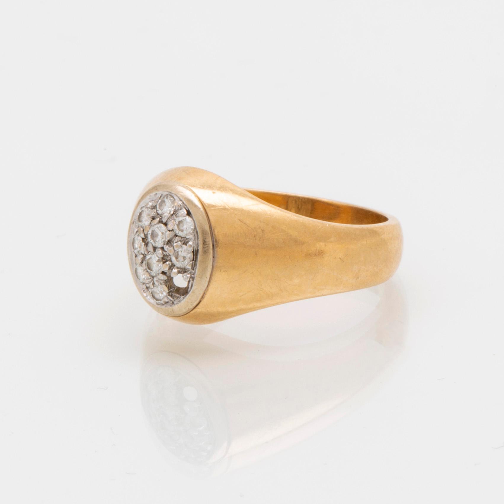 Ring 18K gold w brilliant-cut diamonds approx 0.15 ct in total, 1 diamond is missing, size 49.