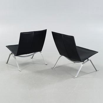 A pair of "PK22" chairs, designed by Poul Kjaerholm, made by Fritz Hansen in 1989.