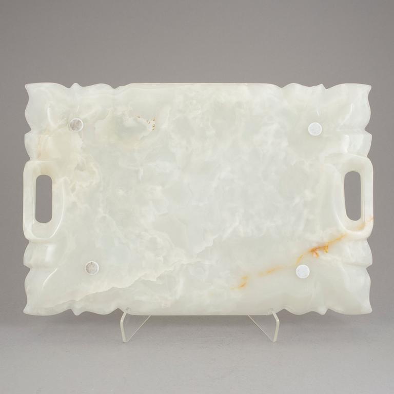 FAT/BRICKA, nefrit, 1900-tal.