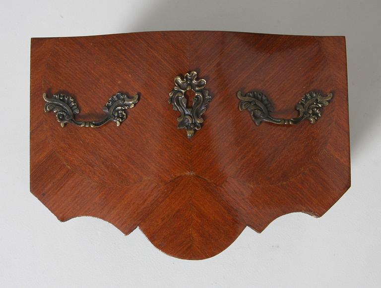 BYRÅAR, ett par, rokokostil.