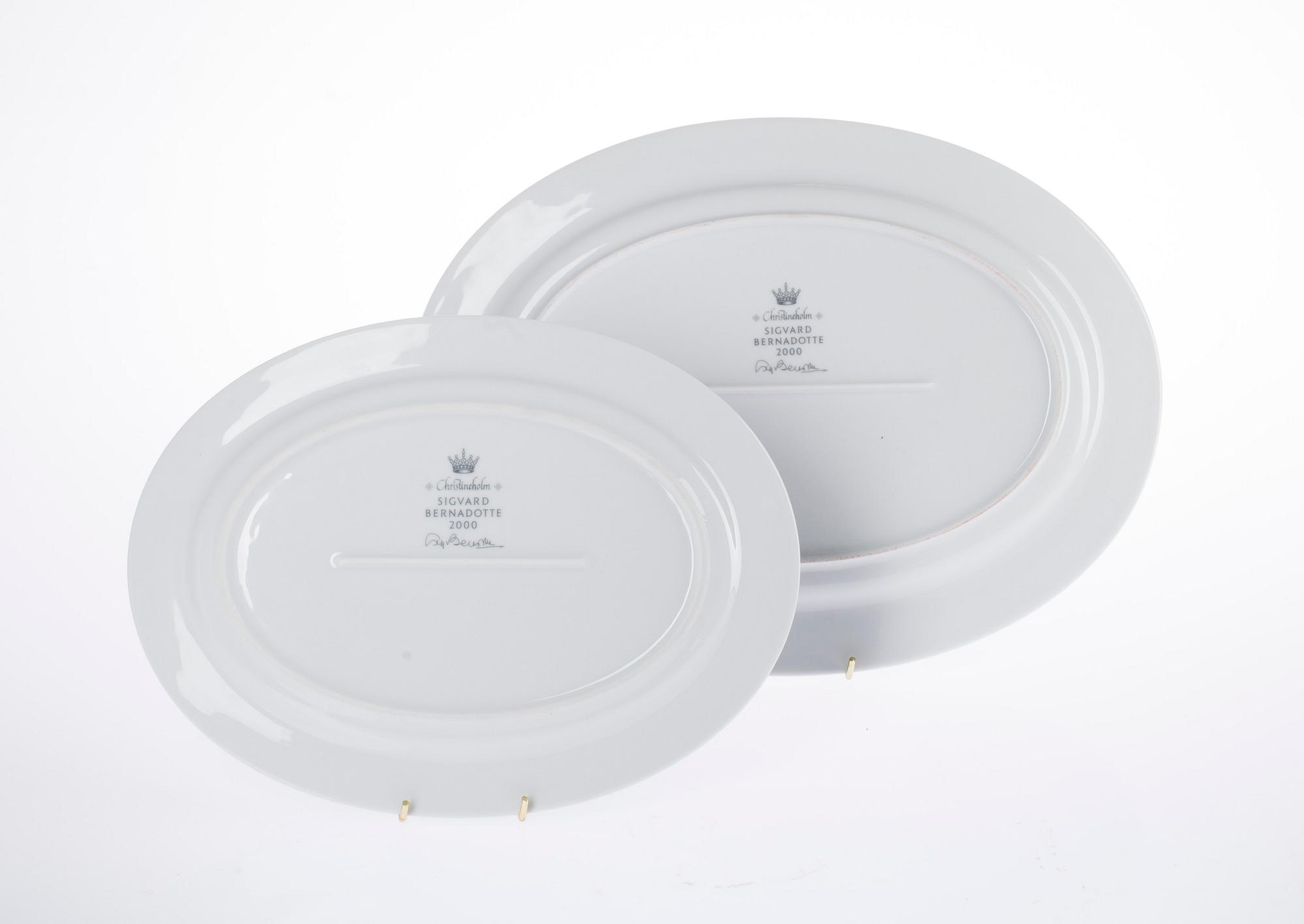 SERVIS, 41 delar porslin. "Christineholm" eller "Marianne Royal Blue", design Sigvard Bernadotte.