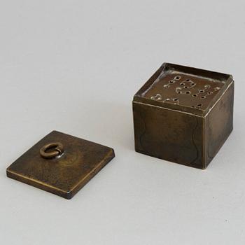 AN 18TH CENTURY BRASS SAND SHAKER.