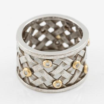 Ole Lynggaard, Ring "Flet" 18K vitguld med runda briljantslipade diamanter.