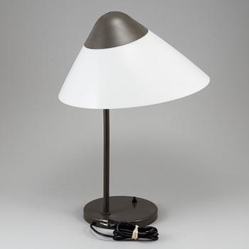 HANS J WEGNER, bordslampa, "Opala", Louis Poulsen, Danmark.