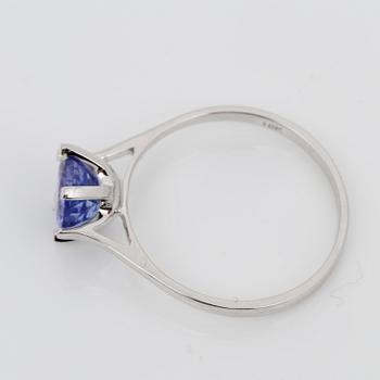 RING, 18K vitguld med rundslipad tanzanit ca 1,40 ct. Vikt ca 2,06 g.