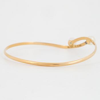 18K gold and cultured pearl bangle.