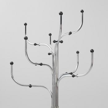 Sidse Werner, tamburmajor, "Coat Tree", Fritz Hansen, Danmark.