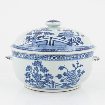 Ten blue and white pieces of a dining service, China, Qinalong (1736-95).