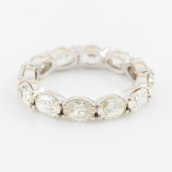 Ring, helallians, 18K vitguld med ovalslipade diamanter.