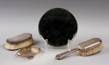 TOILETTESET, 4 delar, silver. Varav en Carl Petter Lampa, Stockholm 1828. Övriga 1900-talets mitt.