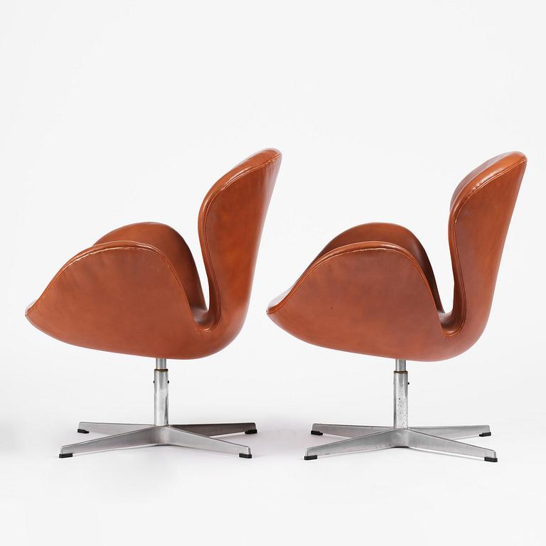 Arne Jacobsen, fåtöljer, ett par, "Svanen", Fritz Hansen, Danmark, 1980.