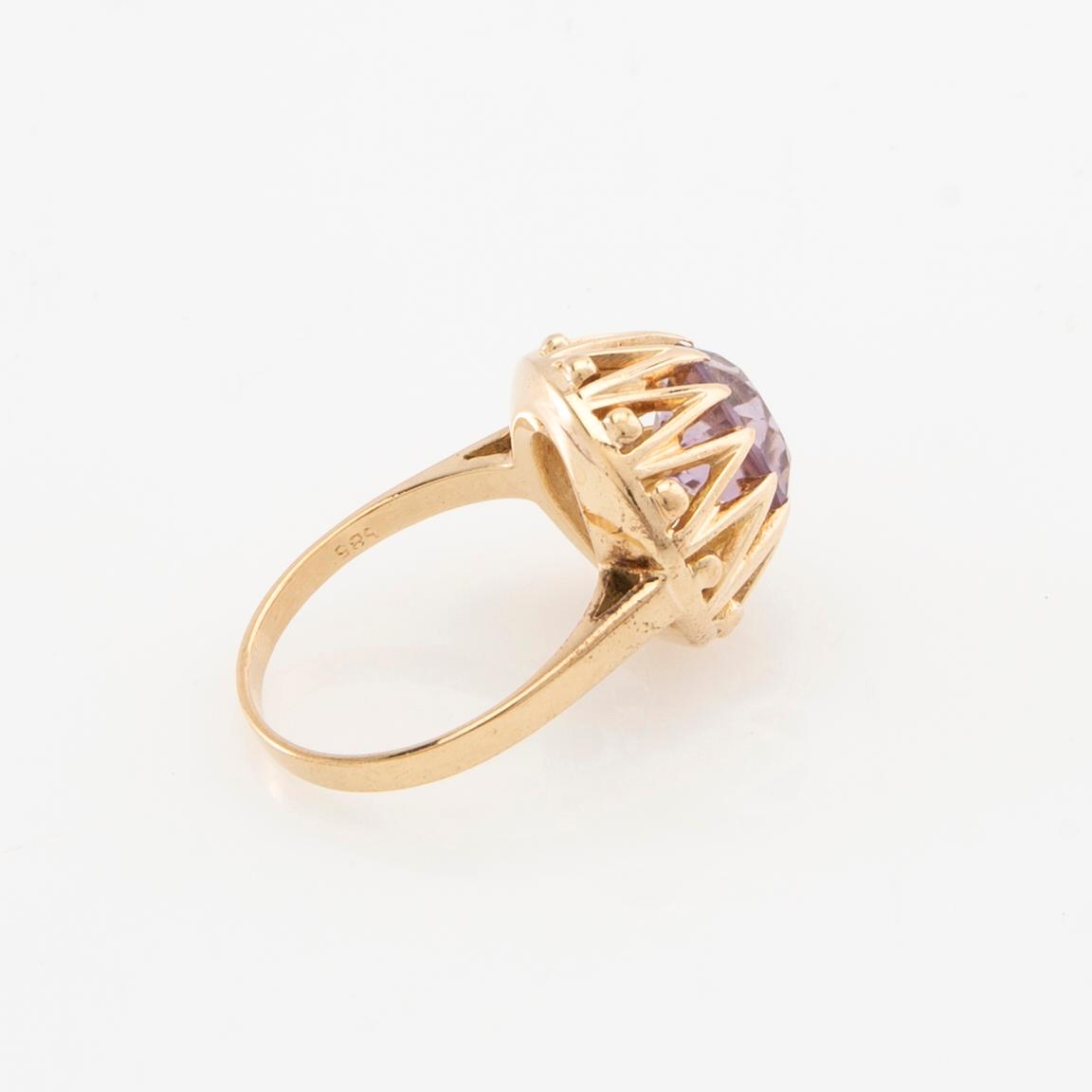 Ring 14K gold with a round faceted amethyst.