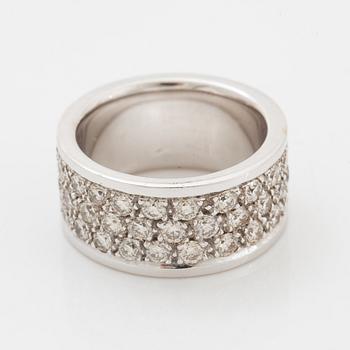 Brilliant-cut diamond ring.