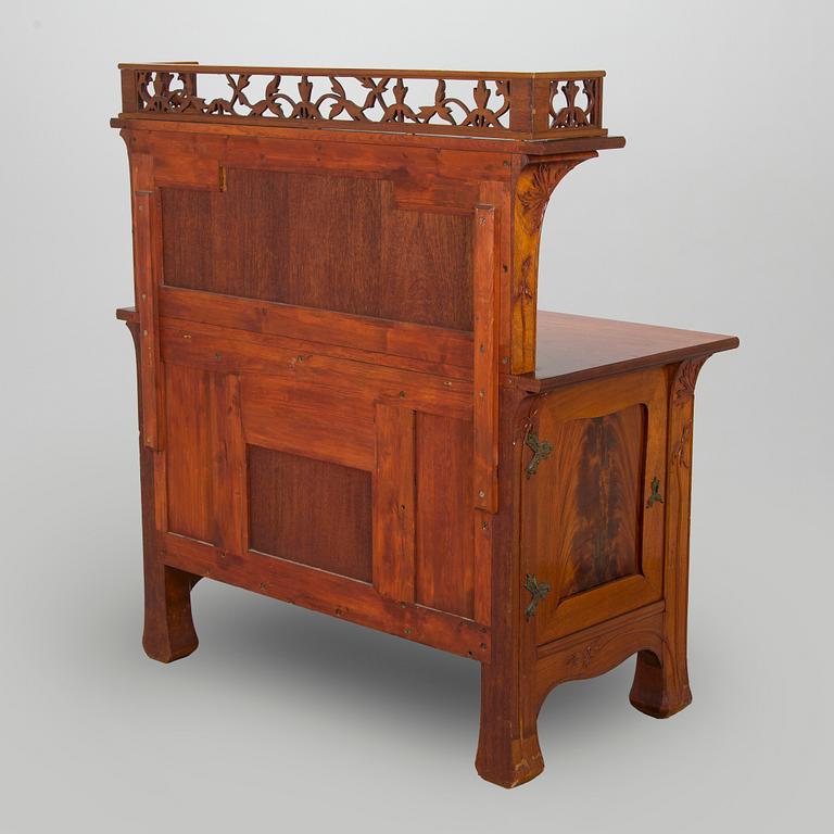 Karl Tirén, An Art Nouveau mahogany cabinet by A.B Naeslunds Möbelfabrik, Umeå, Sweden, approx. 1901.
