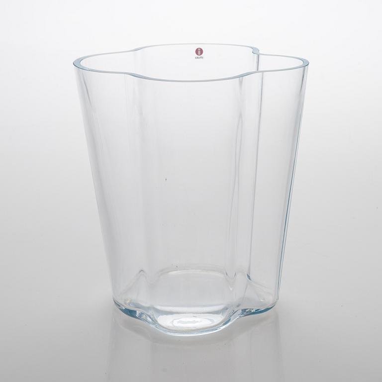 Alvar Aalto, maljakko, malli 3032, signeerattu Alvar Aalto 2006.