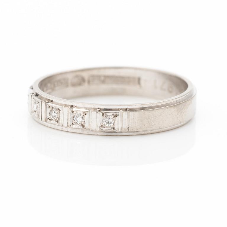 Half-eternity ring, 18K white gold with octagonal-cut diamonds.