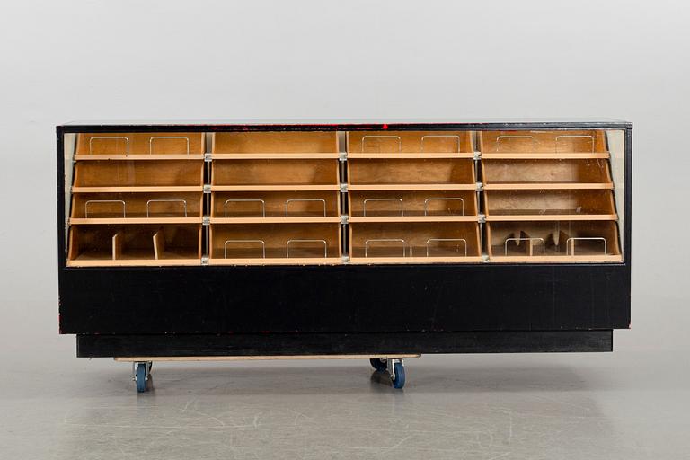 A first half of the 20th century chest of drawers.