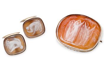 467. CAMEO BROOCH AND CUFFLINKS.