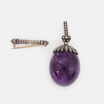 A cabochon-cut amethyst pendant/brooch.