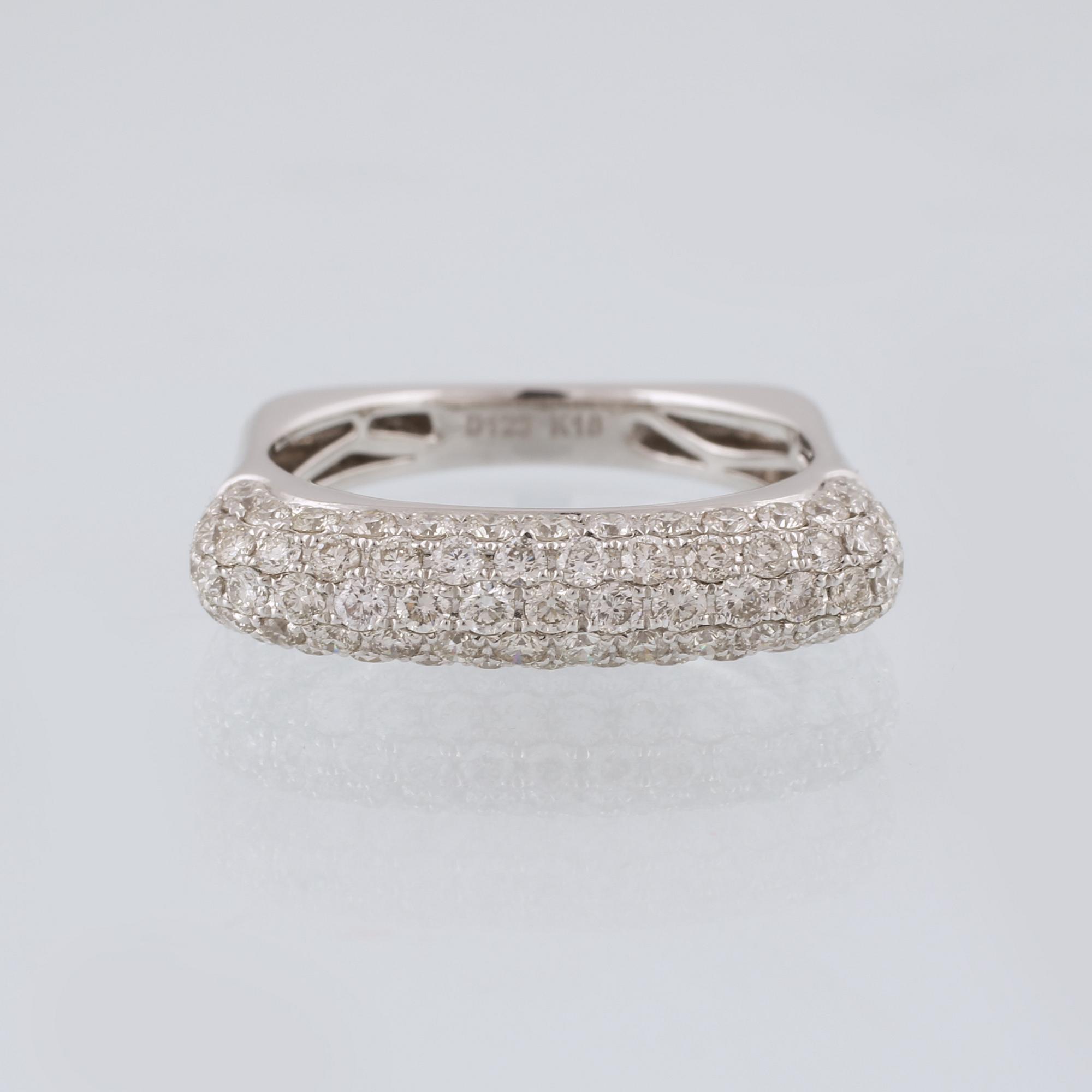 RING, 18K vitguld med 85 briljantslipade diamanter, 1.23 ct. Vikt 5,4 gram.