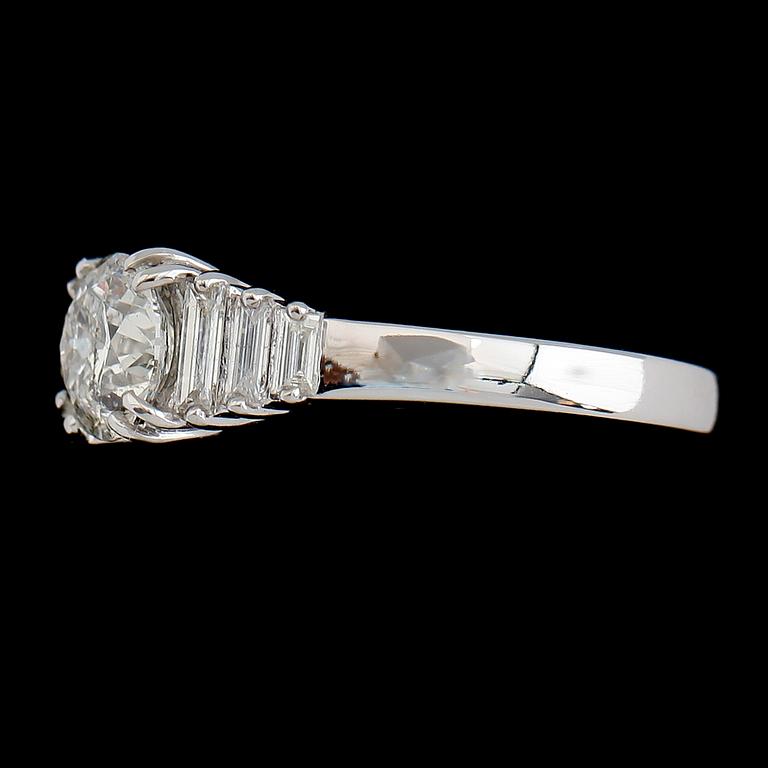 RING, 18 k vitguld, baguett- och briljantslipade diamanter tot ca 1.70 ct.