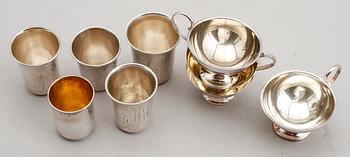 BÄGARE, 5 st, silver, Ryssland, 1800-tal samt PUNCHMUGGAR, 4 st, sv stämplar 1967. Total vikt ca 284 g.