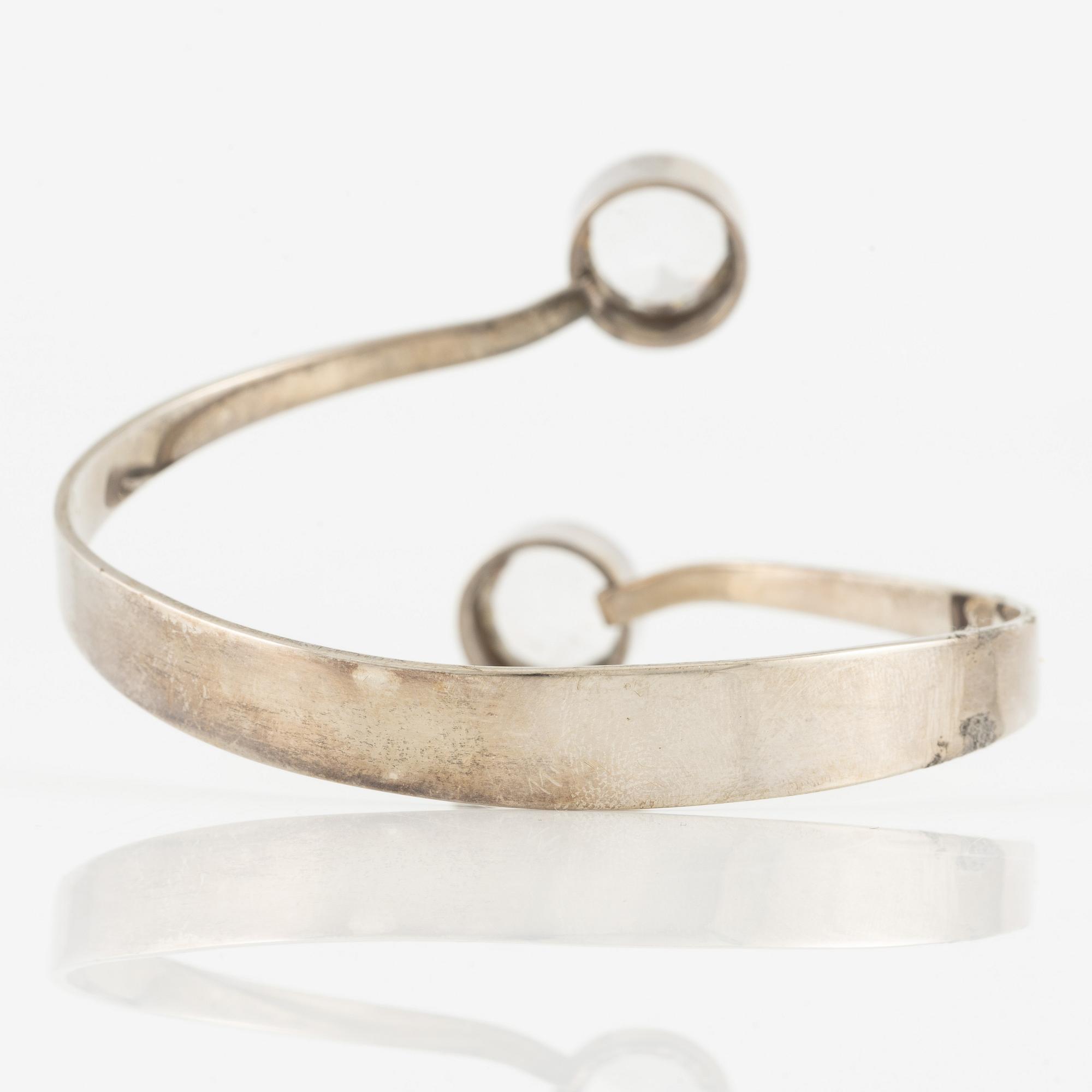 Gert Thysell, Gussi, armring silver med syntetisk vit spinell.