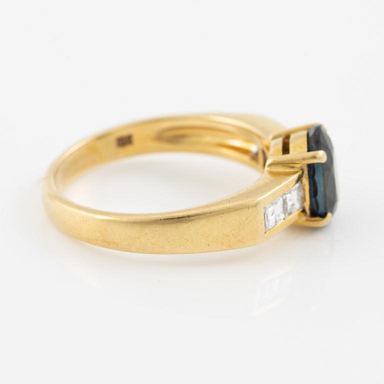 Ring, 18K gold with blue sapphire and carré-cut diamonds.