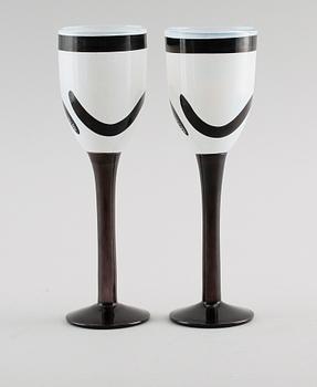 POKALGLAS, 2 st, glas, "Caramba", Ulrica Hydman-Vallien, Kosta Boda.