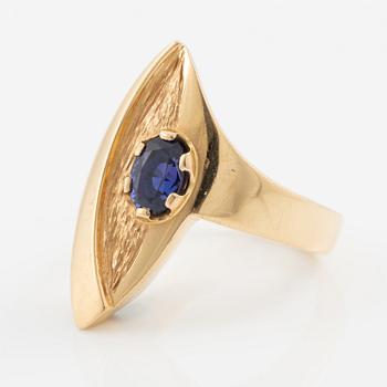 Ring 18K gold with blue-purple stone.