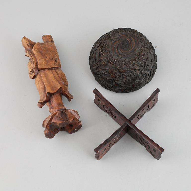 Skål med ställ, komposit. Kina, 1900-tal samt skulptur, trä, Japan, 1900-tal.