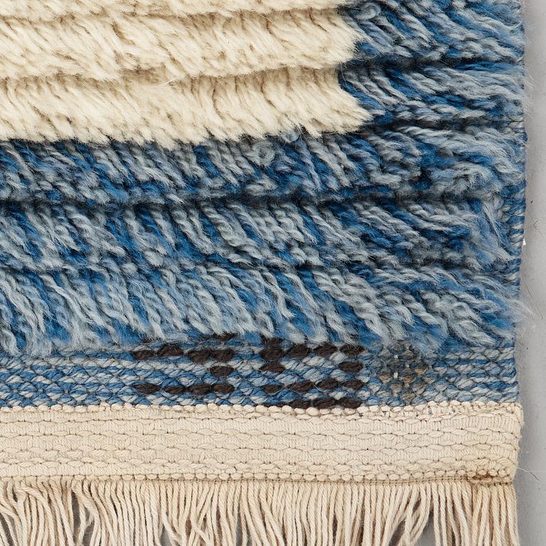 Sigvard Bernadotte, A CARPET, knotted pile, ca 210,5 x 153,5 cm, signed SB.