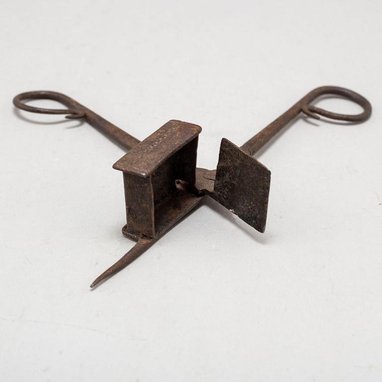 A PAIR OF IRON CANDLE SCISSORS, 17TH CENTURY.