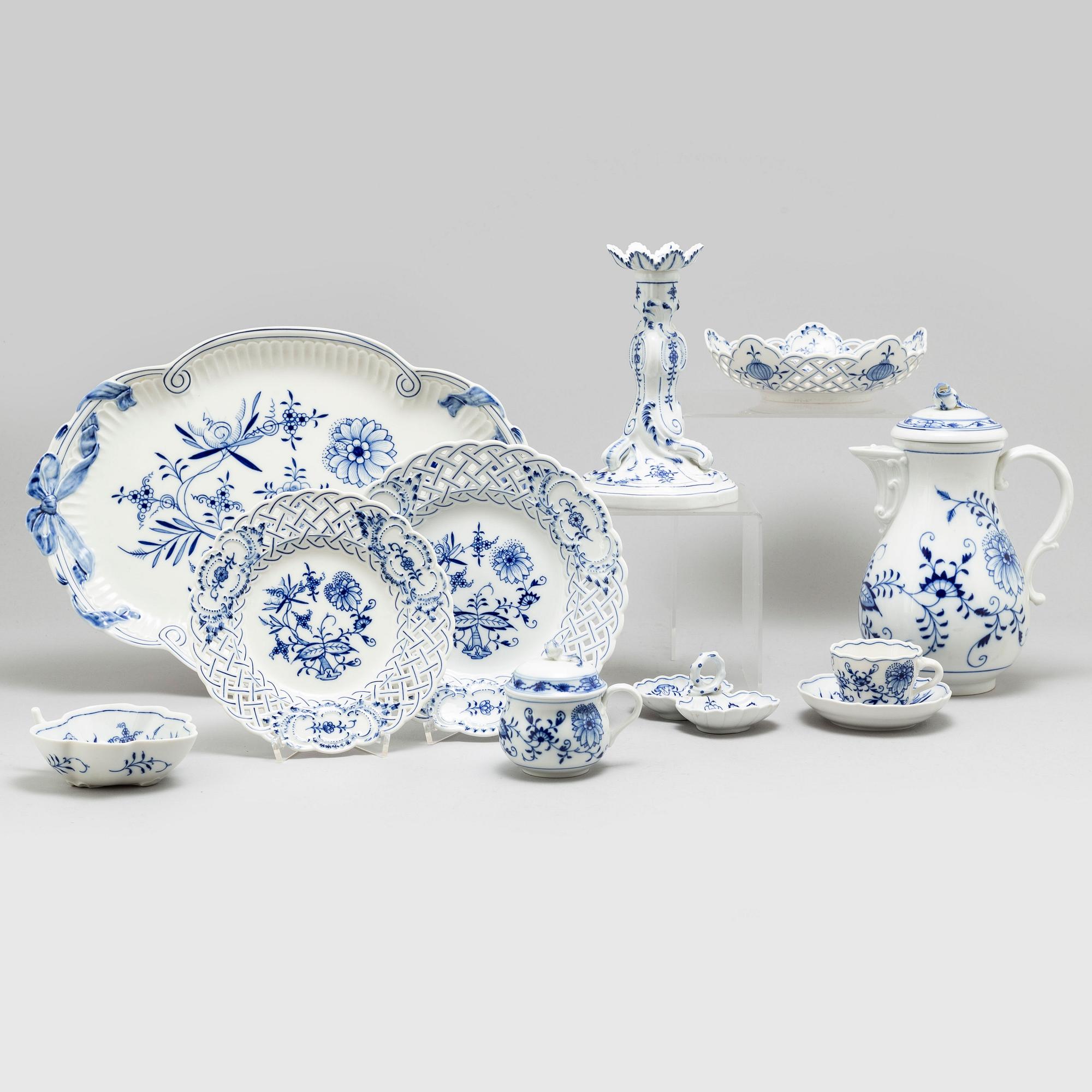 A Meissen part 'Blue Onion' coffee and dinner porcelain service, Germany, 20th century (33 pieces).