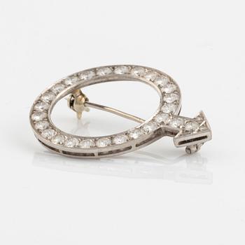 An 18K white gold brooch set with round brilliant-cut diamonds.