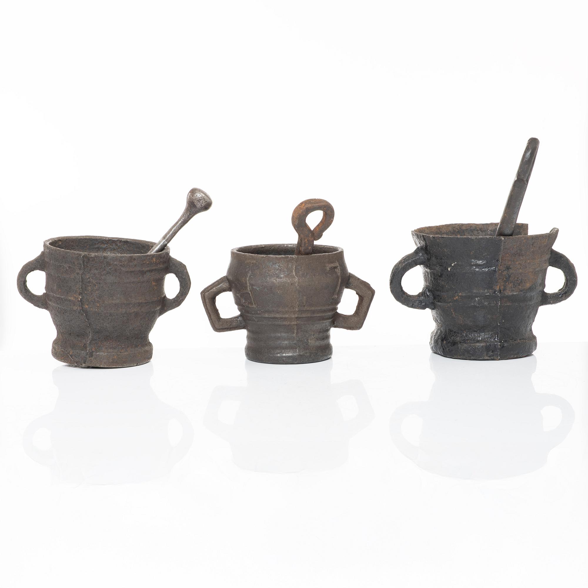 A set of three cast-iron mortars with pestles, 17th / 18th century.
