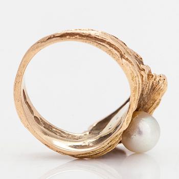 Helky Juvonen, a 14K gold ring with a cultured pearl. Westerback, Helsinki 1972.