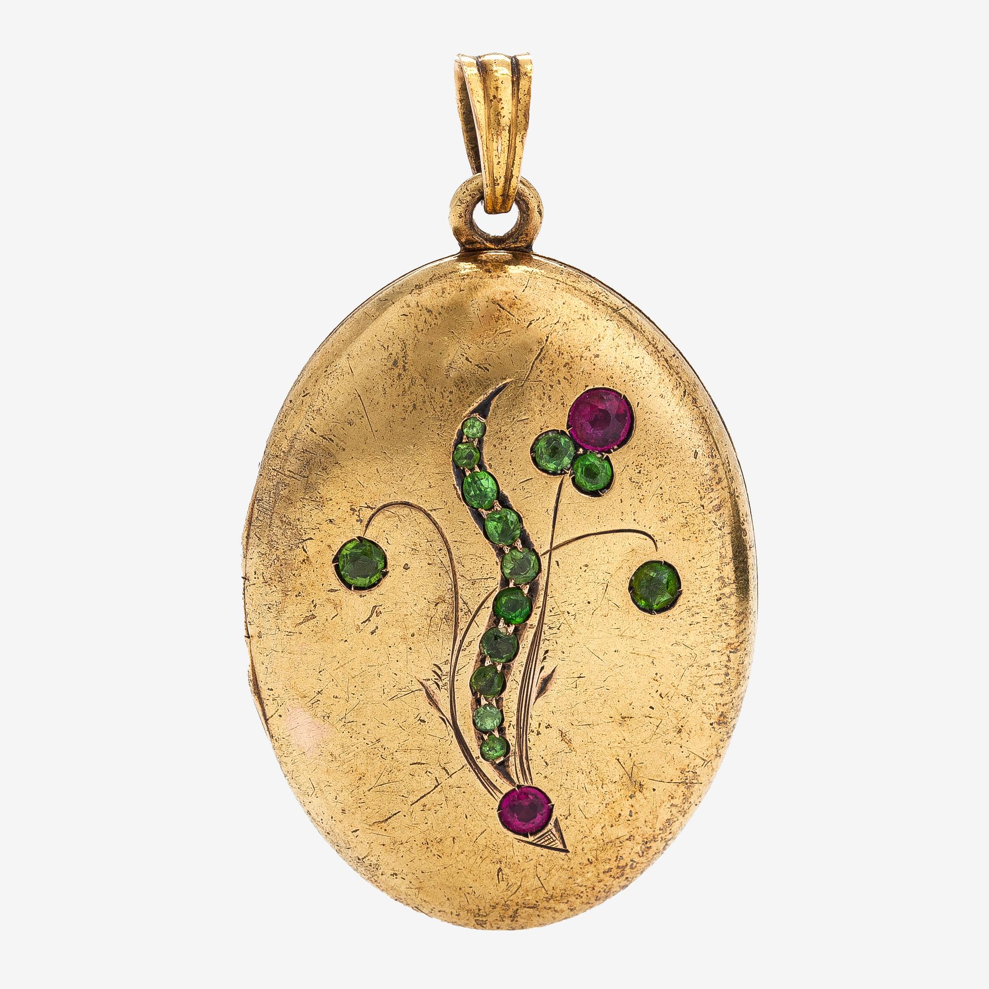 Medaljonki riipus, 14K kultaa, synteettiset rubiinit ja demantoidigranaatteja. Pietari, 1908-1926.