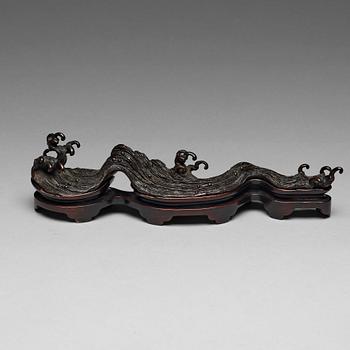 682. A bronze brush rest in the shape of a wave, Qing dynasty (1644-1912).