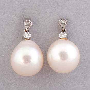 ÖRHÄNGEN, odlade pärlor, diamanter, 18K vitguld.