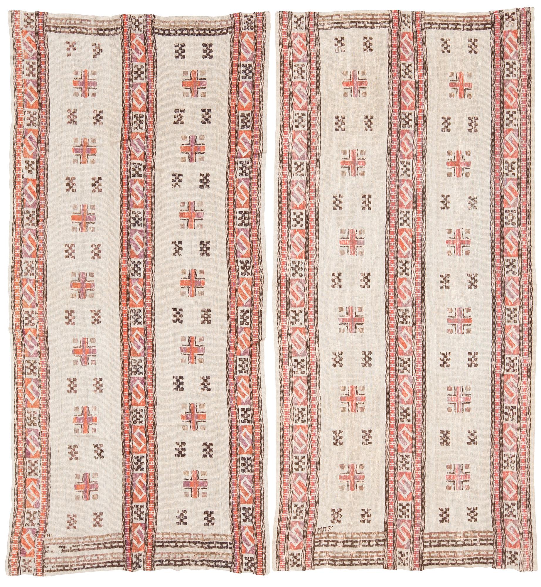 DRAPERIER, 1 par. "Röd S-bård". Inplock på linnebotten. 228 x 105  respektive 223 x 105,5 cm. Signerade MMF.