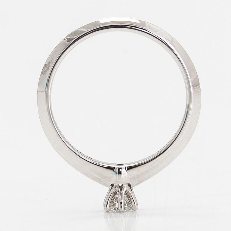 Tiffany & Co, sormus, platinaa ja briljanttihiottu timantti 0.19 ct kaiverruksen mukaan.