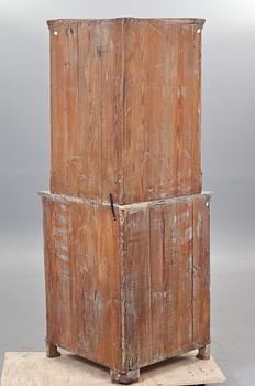 HÖRNSKÅP, allmoge. 1800-tal.