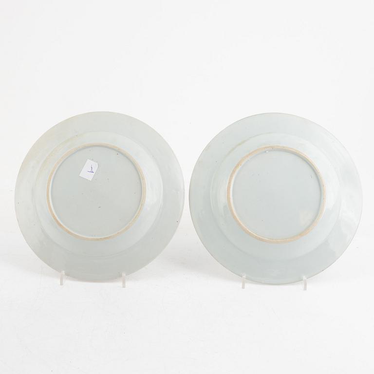 A pair of Chinese famille rose porcelain plates and a vase, Qing dynasty, 18th century.