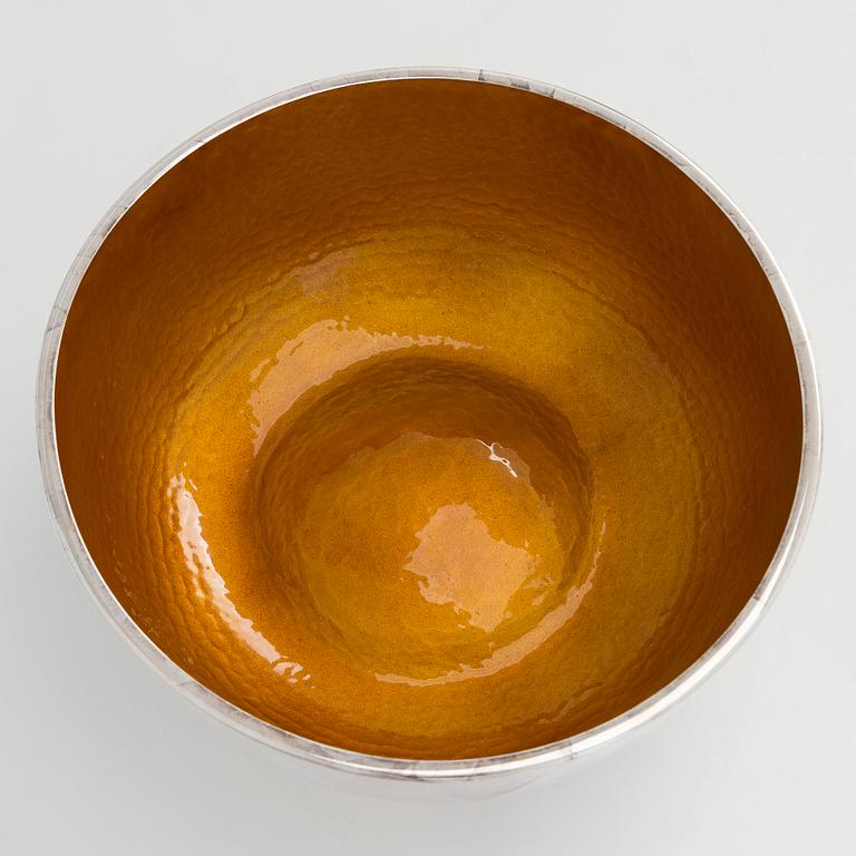 A. Tillander, skål, sterlingsilver och emalj. Helsingfors 2005.