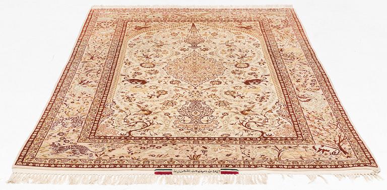 Matta, old Isfahan, part silk signerad, ca 233 x 147 cm (samt en kortsida med 3 cm slätväv).