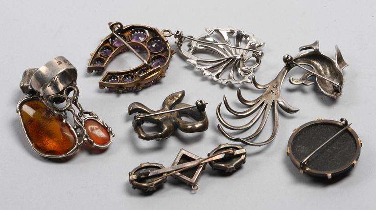 BROSCHER SAMT RING, 7 st, silver, bärnsten, emalj, markasiter. Tidigt 1900-tal/1900-talets första hälft.