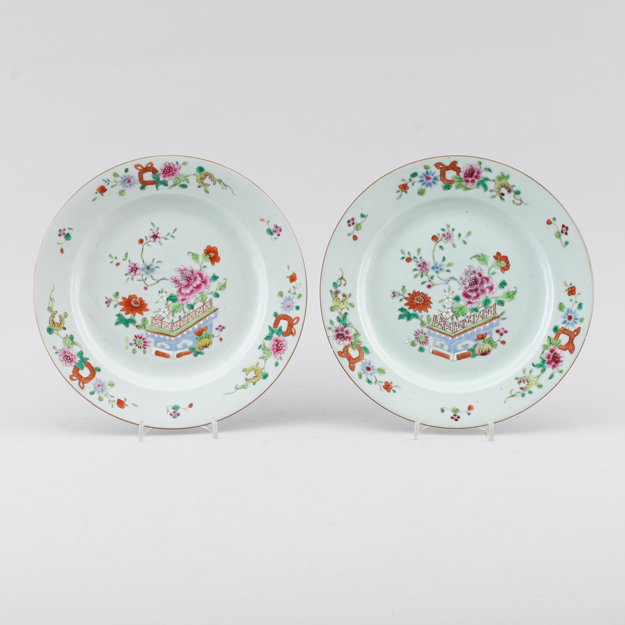 TALLRIKAR, 1 par, porslin, Kina, Qianlong 1736-1795.