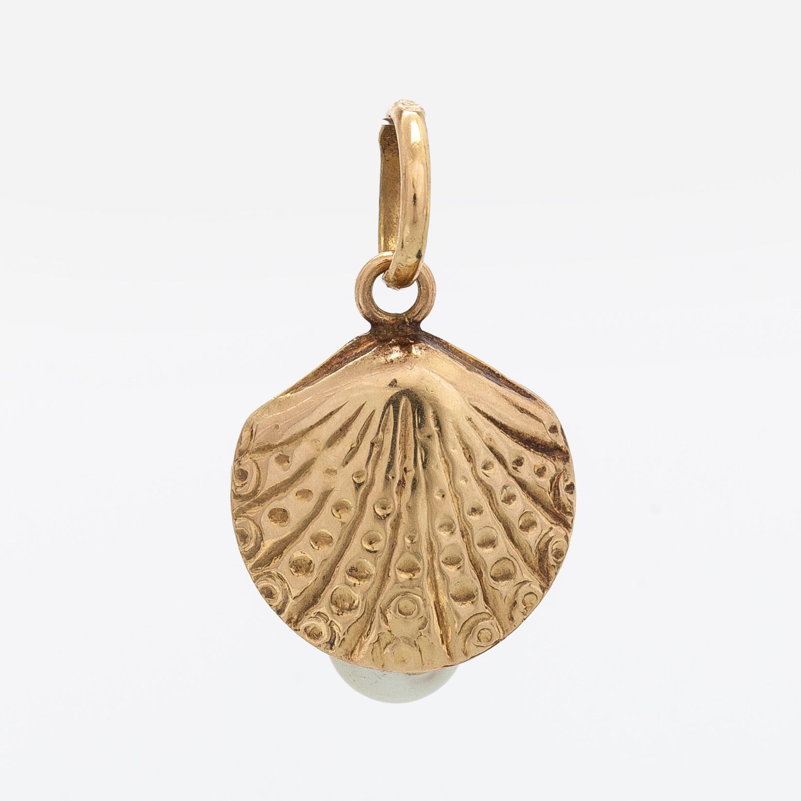 An 18K gold pendant with a cultured pearl.
