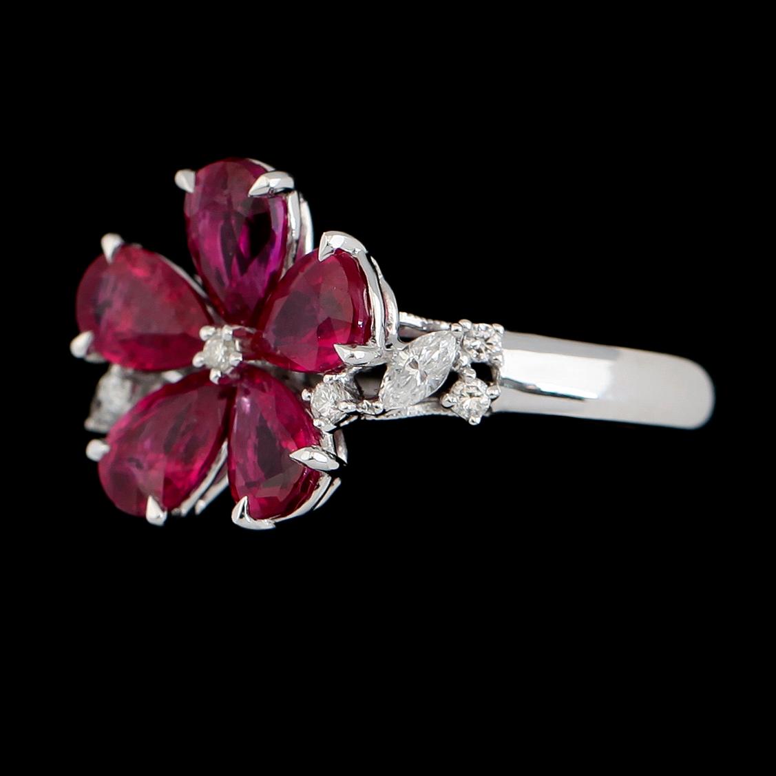 RING, 18K vitguld, rubiner tot ca 2.90 ct, diamanter tot ca 0.20 ct.